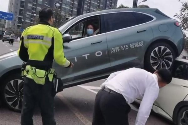 kaiyun开云官方网站 客户误把油门当刹车 问界“骑上”比亚迪谁担责？